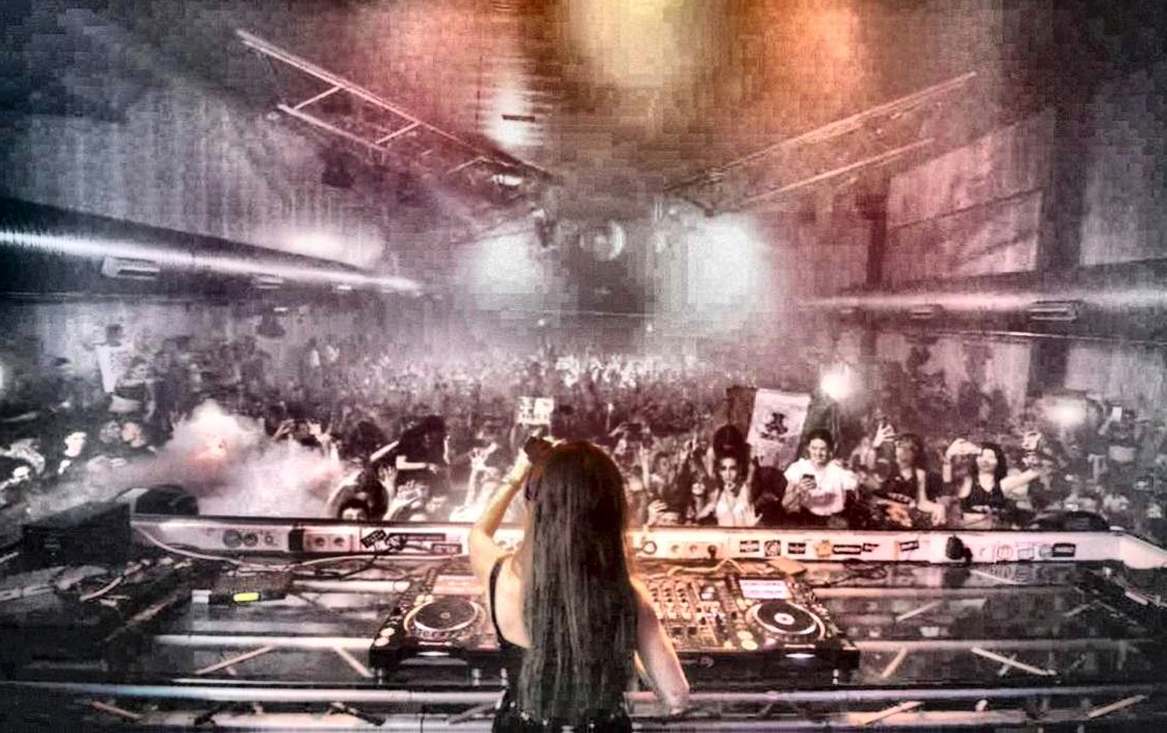 ZebeThompson's tweet image. Can't believe how intense the Bama game was last night! The team really showed their strength on the field. Excited to see what’s next for them this season! Roll Tide! #Bama