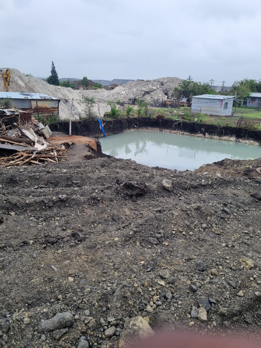 NorthWesTimes's tweet image. AS RECIEVED ⬇️

"Heavily armed men are guarding illegal mining operations in Bapong, Brits in North West.

Please help us! We are based in Bapong, Brits in NW and we are under siege. We have illegal mining operations all over and they are heavily armed. 

Our houses are being…