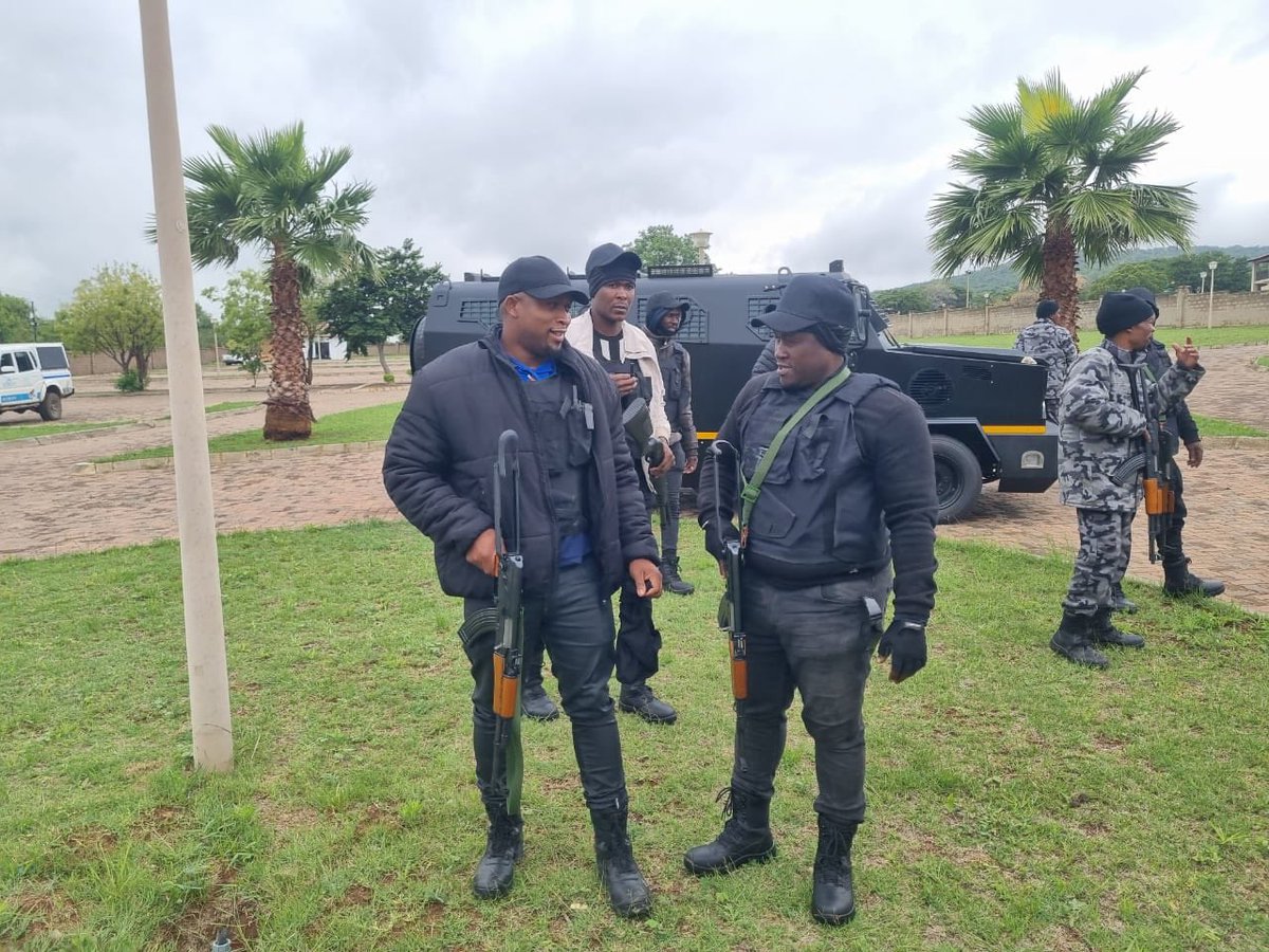 NorthWesTimes's tweet image. AS RECIEVED ⬇️

"Heavily armed men are guarding illegal mining operations in Bapong, Brits in North West.

Please help us! We are based in Bapong, Brits in NW and we are under siege. We have illegal mining operations all over and they are heavily armed. 

Our houses are being…