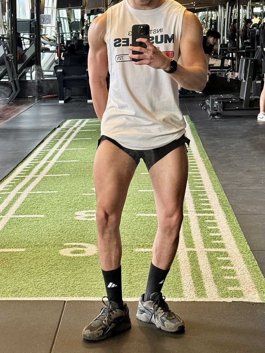 I’ve always lived with small legs (chicken legs). I wasn’t blessed with the genetics for big legs so I have to work hard for every inch of their growth. It’s always been my biggest insecurity and some people have often commented on it.

But today I’m happy cause I finally see
