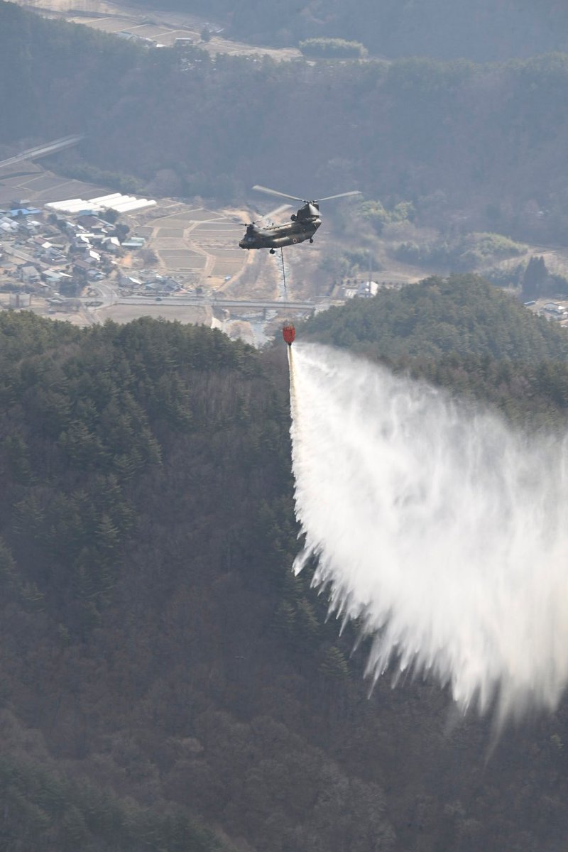 本日（１０日）１６３５、神奈川県知事から陸自第１師団長（練馬）に対し、神奈川県伊勢原市日向山で発生した林野火災の空中消火活動に係る #災害派遣 要請があり、同時刻受理しました。