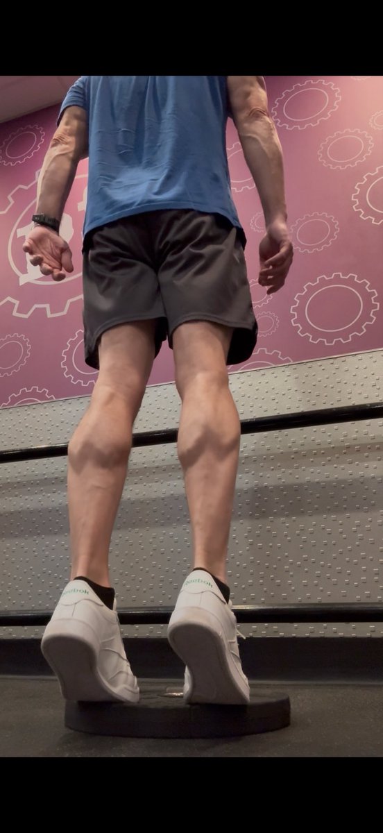 Delta06Running's tweet image. Happy Hump Day my running friends! Wednesday is leg day 1 and it was a good one. Got some calf gains going to help with those hills. Running after work today.

#delta06running #myrunningpartnerisbetterthanyours #fallrunning