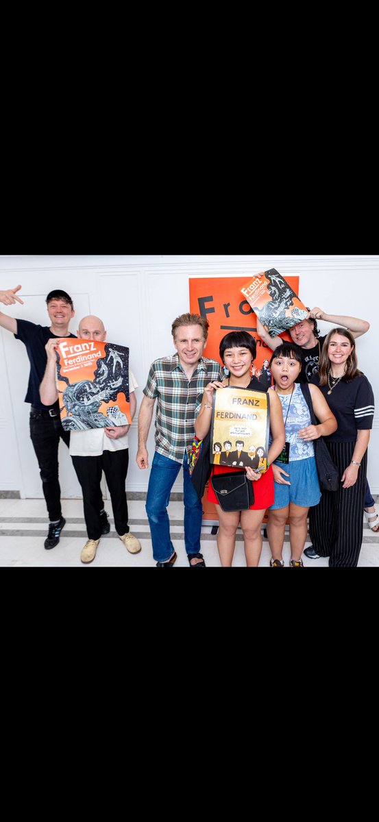 JPCuison's tweet photo. フランツ・フェルディナンドのシンガポール公演ポスターコンテストで優勝！
賞品にはメンバーとのミート＆グリートとサイン入りポスターが付いていました。
でも日程が東��コミコンとかぶってしまい…代わりに娘が参加してくれました。❤️ #FranzFerdinand #SaikoKiita https://t.co/X8sRJmQmda
