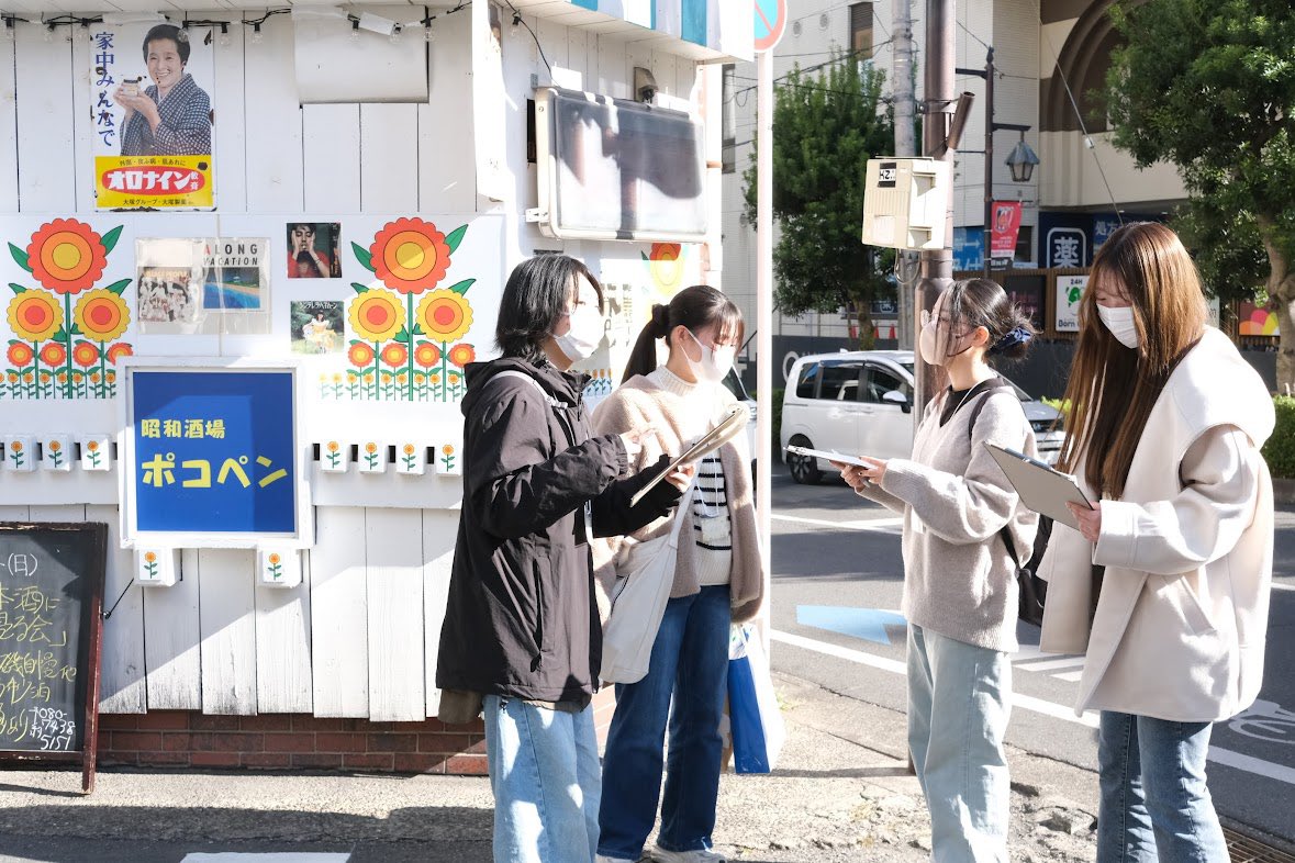 【活動報告】埼玉大学・PIAZZA・ブランディングポートによる産学民連携イベント開催

長期実践型インターン「B-CAMP」の一環で、埼大生が企画した「北浦和まちめぐり＆ごはん」 を実施✨

クイズラリーで街を歩き、最後にみんなで芋煮を囲む🍲地域の大学生の孤立・孤独を防ぐ“つながり” を作りました！