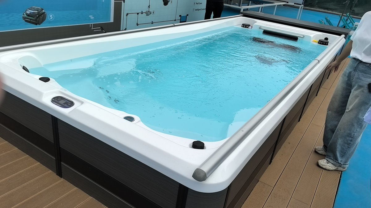 brady_peng's tweet image. An open-air hot tub at the Solareast factory is installed and runs alongside our pool heat pumps, testing real-world performance and long-term reliability.
#poolheater #swimmingpoolheatpump #poolheating #pompeachaleur #R290 #R32 #inverterheatpump #Solareast