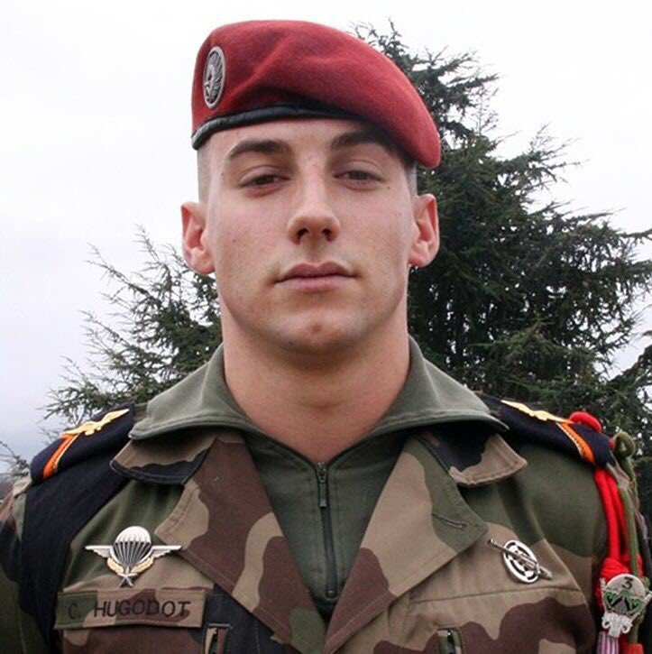 Il n’avait que 24 ans. Cyril Hugodot du 1er régiment de chasseurs parachutistes a été mortellement blessé par un tir des insurgés le 25 juin 2011 en Afghanistan.

Cyrille Hugodot était papa d'une petite fille agée de 4 ans.

Ne jamais oublier. 🖤