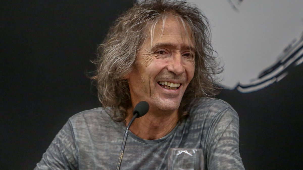 Y mi homenaje también a Robe Iniesta, ese gran poeta descarnado, que escribía sus letras desde abajo