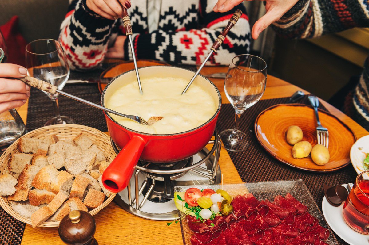 Les 4 saisons de la cuisine suisse 🇨🇭
Hiver ❄️ - Fondue 🫕
Printemps 🌼 - Asperges à la crème
Été ☀️ - Züri Gschnät