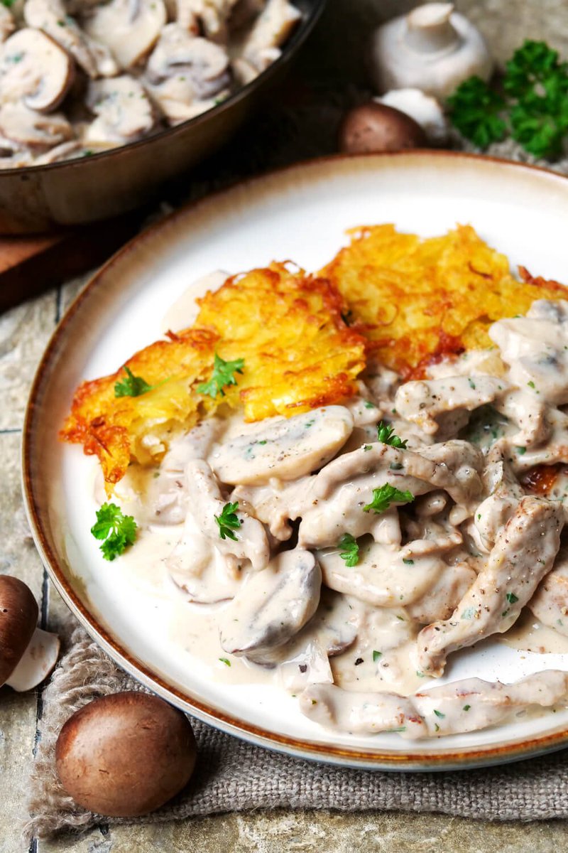 Les 4 saisons de la cuisine suisse 🇨🇭
Hiver ❄️ - Fondue 🫕
Printemps 🌼 - Asperges à la crème
Été ☀️ - Züri Gschnät