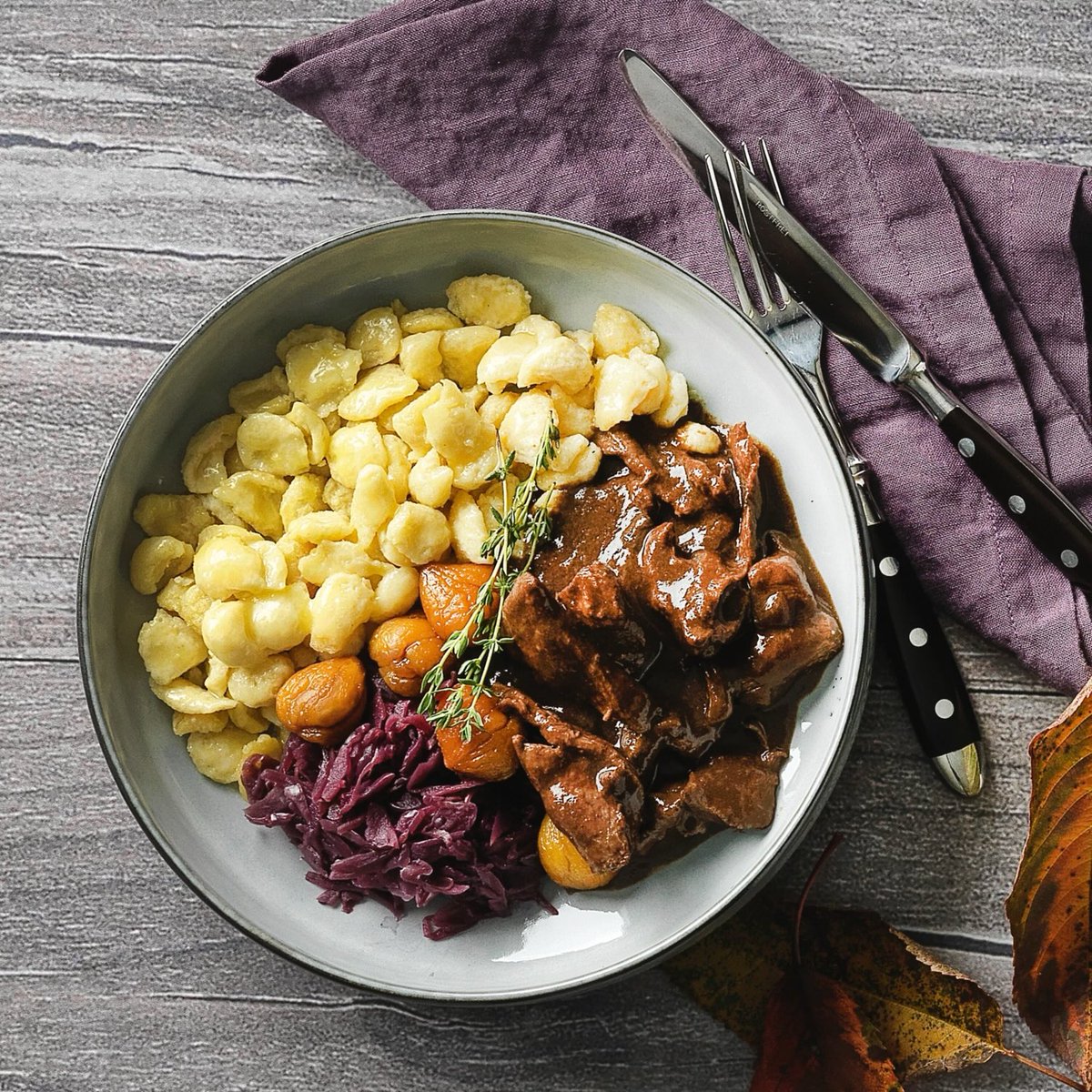 Les 4 saisons de la cuisine suisse 🇨🇭
Hiver ❄️ - Fondue 🫕
Printemps 🌼 - Asperges à la crème
Été ☀️ - Züri Gschnät