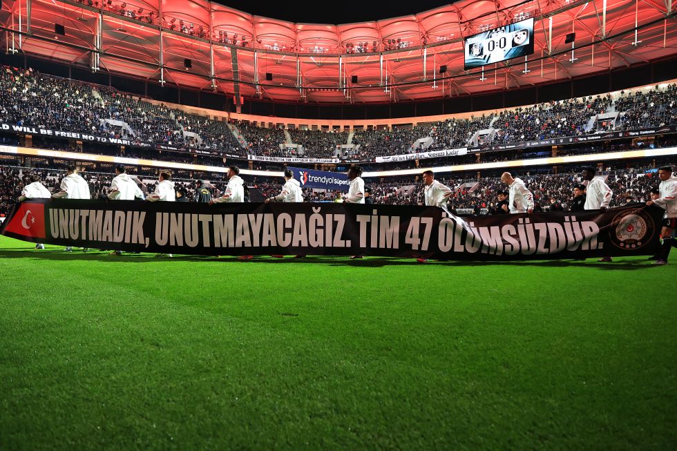 HaberKartali's tweet image. 🇹🇷 Unutmadık, unutmayacağız. 

10 Aralık 2016'da Tüpraş Stadyumu'nun yanında gerçekleştirilen hain terör saldırısında şehit düşen tüm kahramanlarımızı saygıyla anıyoruz.