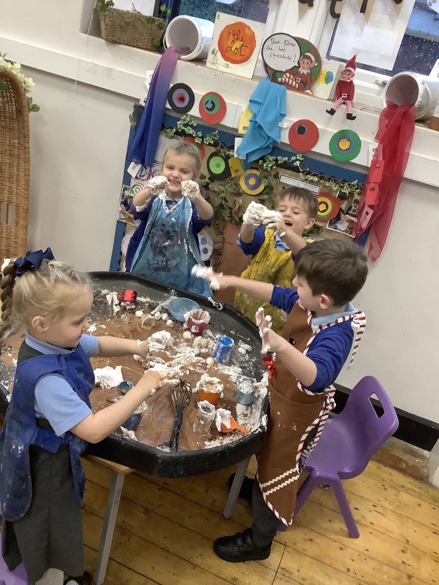 A very exciting morning in Class 1, a tuff tray set up by Tim our magic Elf. The children have loved exploring hot chocolate slime and making their own hot chocolate cafe. #EYFS