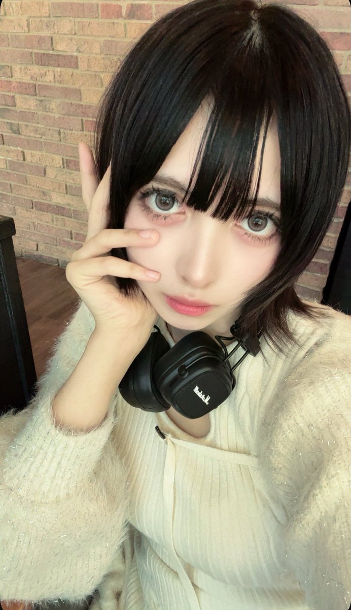 まつ毛長すぎて眉毛とゼロ距離なの🎶