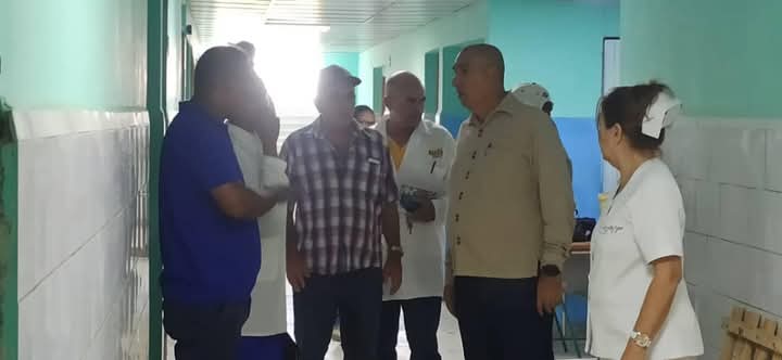 OscarPrezLeyva1's tweet photo. Chequea @LorenzoOsbel,  primer secretario del Cté Prov @PartidoPCC en #LasTunas obras de la #SaludPública que se reparan en #Amancio en saludo al Aniversario 67 del Triunfo de la Revolución.  #PorLasTunasLaVictoria #SíSePuede #PorUn26EnEl26  @MINSAPCuba @japortalmiranda https://t.co/HR0d9ThAqv