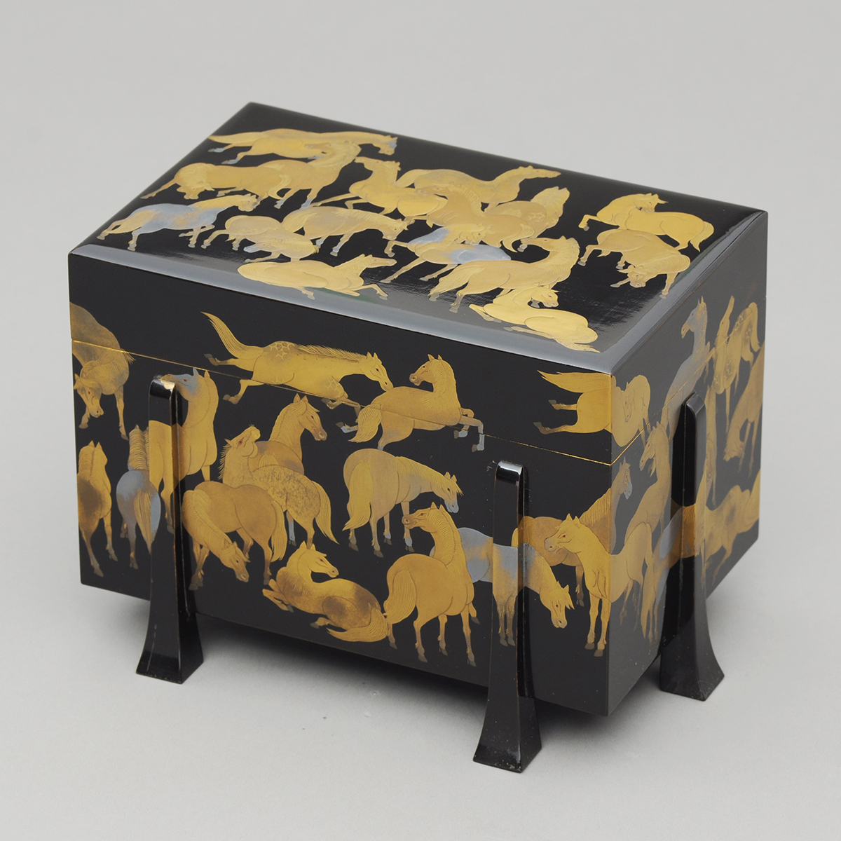 干支コレ 作品紹介】#徴古館《黒漆塗群馬蒔絵巻煙草入》 たくさんの馬