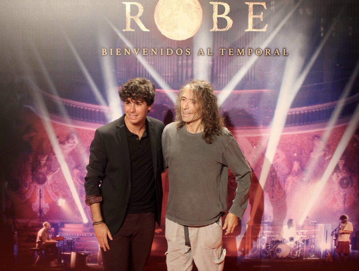 El último día que vi a Robe fue en Barcelona, al acabar el concierto que dio en el Fòrum hace unos meses. Con su humor de siempre, me dijo: “¡Coño, no te había reconocido!”.
Hacía poco que le había imitado en Tu cara me suena. “A ver, que me entere yo: ¿por qué me andas