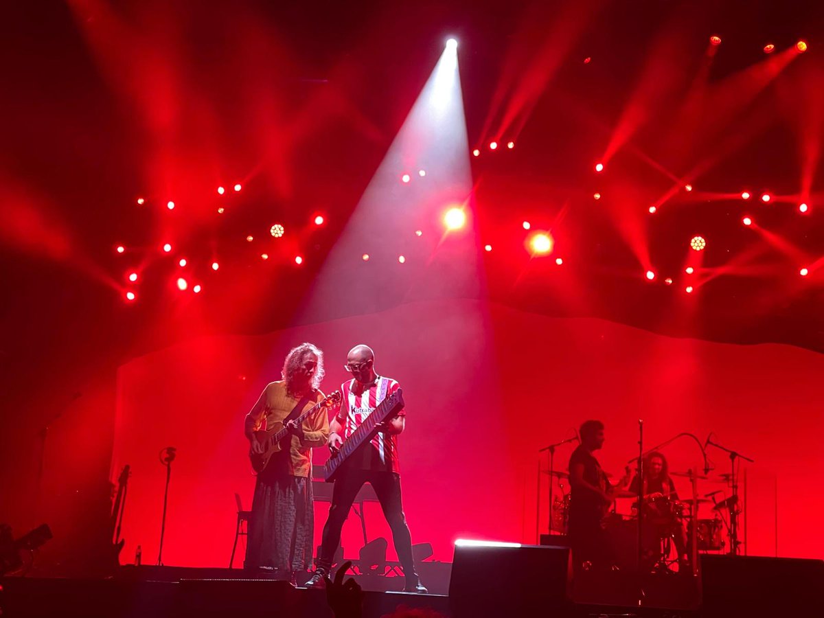 AthleticClub's tweet image. 🖤 Adiós a Robe Iniesta, de Extremoduro. 

Su huella musical y literaria nos acompaña a lo largo de todo el libro 'Athletic Gabarra', conmemorativo de nuestro último éxito en la Copa. 

📸 En la primera foto, uno de los extractos literarios de Robe. 

🤘 Eskerrik asko!