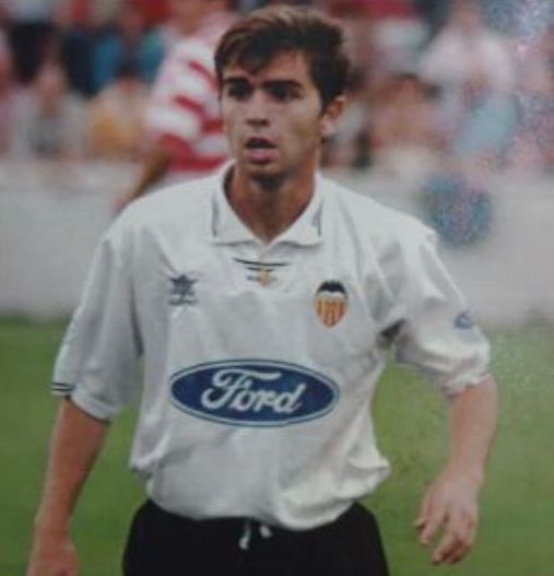 Hoy cumple 49 años Fernando Sanz Honrubia. Fue jugador del Mestalla y llegó a debutar con el Valencia CF en un partido amistoso contra el filial en agosto de 1997. Actualmente es entrenador formador del VCF. ¡Felicidades <a href="/FernandoSanz76/">Nando Sanz</a>!