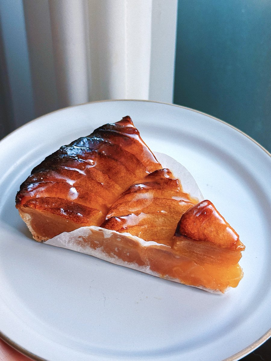 신사 파티스리 라쥬도르
여기 요즘 내가 정말 응원하고 좋아하는 파티세리인데
이 영롱한 애플파이 보실 분
너무 예뻐서 홀린 듯이 구매했는데 안 샀으면 후회할 뻔… 얇은 타르트지에 사과 필링 듬뿍 올리고 아주 얇게 슬라이스한 사과를 아름답게 켜켜이 쌓아서 식감도 너무 좋고 새콤달콤해…