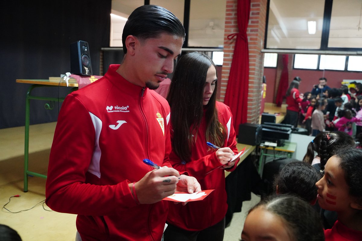 realmurciacfsad's tweet photo. ✍️ 🤳 Este gran día de #RealMurciaAlCole ha quedado inmortalizado con las firmas de Cristo Romero y Teresa Javaloy a los estudiantes

🙌 ¡Gracias al CEIP Francisco Giner de los Ríos por el gran trato! 

🇬🇧 Ofrecido por la agencia de idiomas https://t.co/AaU8pkT14G https://t.co/wlQMUFEArH