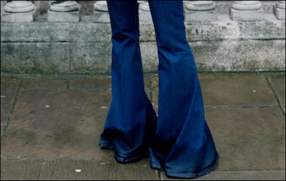 Hoy he subido al centro y me he fijado en que se vuelven a llevar los vaqueros acampanados, esos que arrastran por el pavimento, que se pisan y se muerden con el tacón como si estuvieran hartos de negociar con la gravedad, que en días de lluvia (como hoy) absorben el agua con el