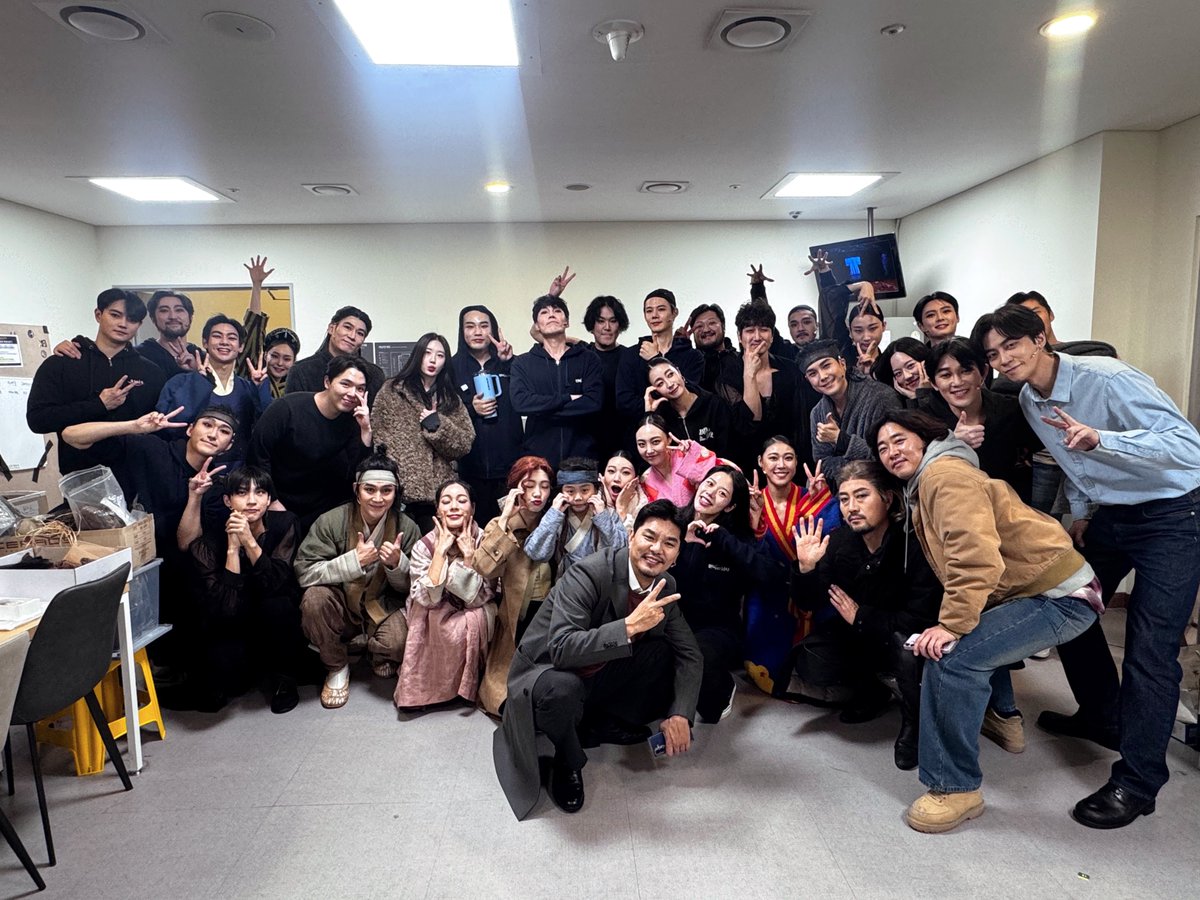 2025 뮤지컬 한복 입은 남자
⠀
모두의 첫 공연을 담아 찰칵 📸
⠀
비망록에서 시작된 이야기는
이곳 충무아트센터 무대 위에서 계속됩니다 💫
⠀
공연장에서 만나요 👋
⠀
#뮤지컬 #한복입은남자
2025.12.2~2026.3.8
충무아트센터 대극장