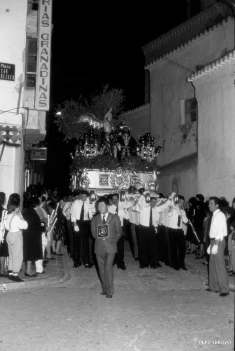 “Una garganta quebrada suena,
mil estrellas la noche han cubierto,
por testigo está la luna llena
y orando el Señor del Huerto”

D. Miguel Zayas Fernández 
Pregón 1995

Hoy es miércoles del Señor

#CofradíasVM #CofradíasMLG
