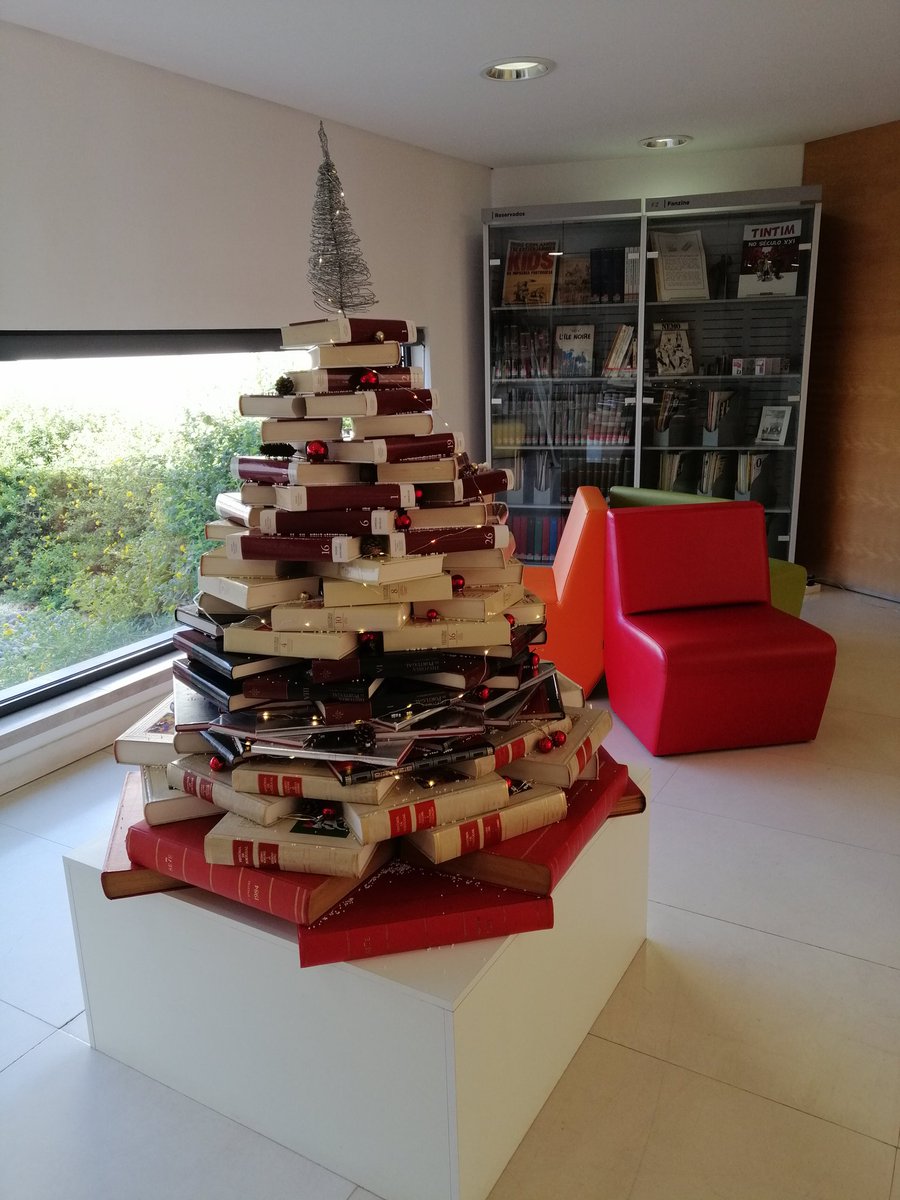 I don't know why, but working at the library always puts me in a good mood☕✒️

Also, they have a Christmas tree made of books!!🎄❤️
#artwork #sketch #drawing