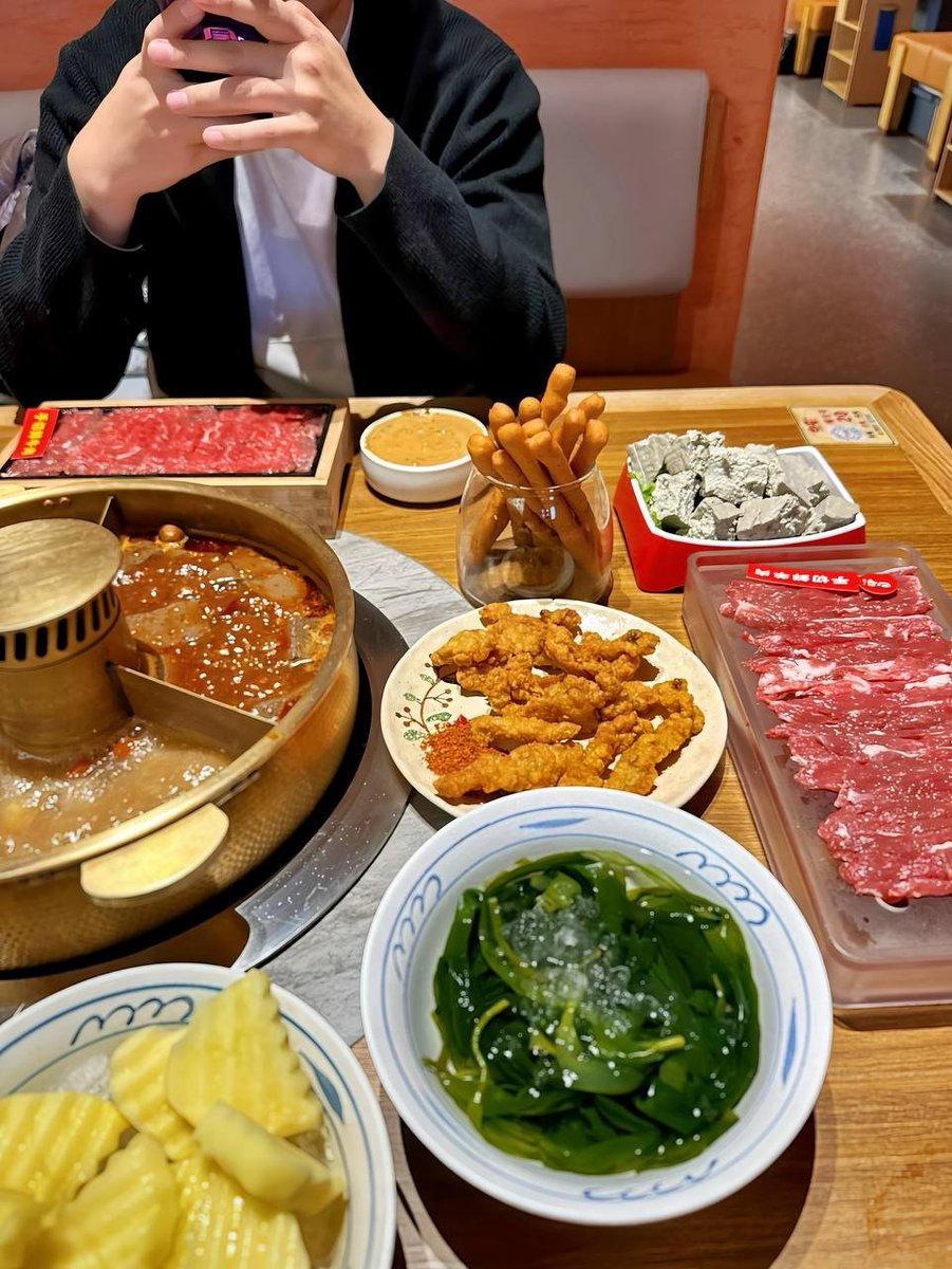 rizdei's tweet photo. 跟体育老师吃上小火锅了   吃完火锅看个电影美滋滋~然后一起回小区.......... https://t.co/RmB6q80TuS
