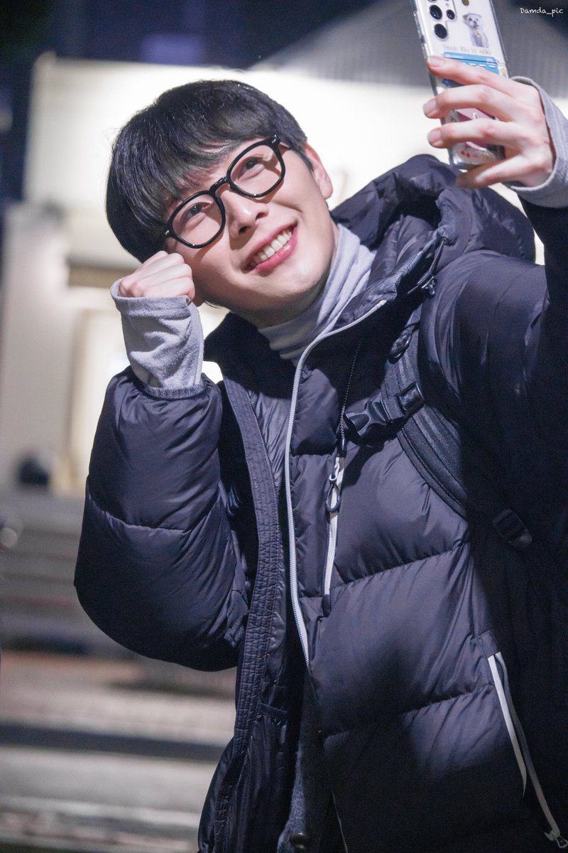 Damda_pic's tweet photo. 251207 뮤지컬 “테이크 오프”

퇴근길

화이팅✊🏻

임선우 役 이태이 배우님

#이태이 https://t.co/TRILtwOHb6