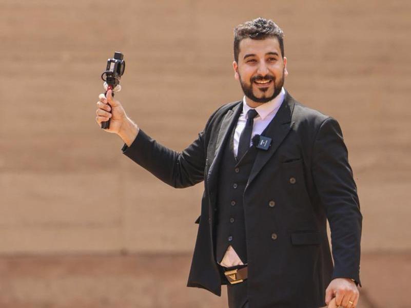 ChinaDaily's tweet image. Having survived war, Ahmed Mohammed Jaber Alkalthoom, from #Iraq, is building a new life as a #food #vlogger and cultural bridge between his homeland and #China's #Ningxia Hui autonomous region. #老王在中国 bit.ly/4oKk1ZE