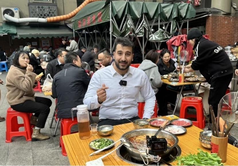 ChinaDaily's tweet image. Having survived war, Ahmed Mohammed Jaber Alkalthoom, from #Iraq, is building a new life as a #food #vlogger and cultural bridge between his homeland and #China's #Ningxia Hui autonomous region. #老王在中国 bit.ly/4oKk1ZE
