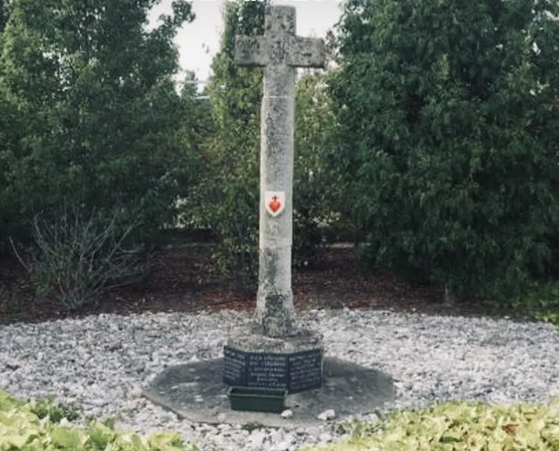 SaintMontjoie's tweet image. 10 décembre 1793, La Flèche. Les colonnes républicaines massacrent 700 catholiques vendéens.