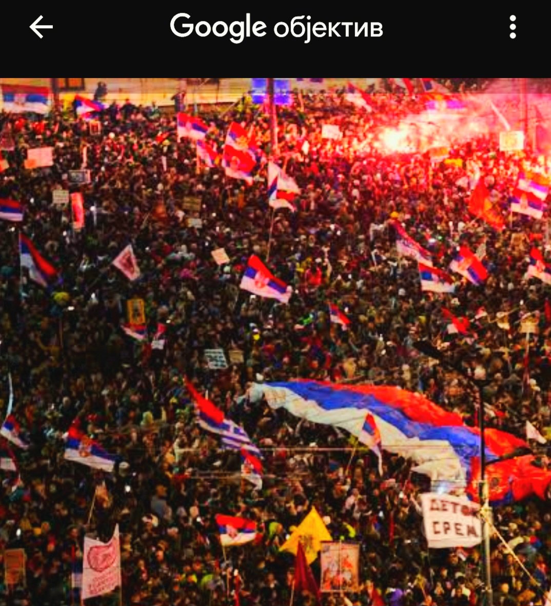 Лажни грађански спектар је у кампањи против студентата уз наратив да на почетку нису биле присутне заставе са верским и националним симболима.Скуп 22.децембра 2024.године показује супротно и доказује да је намера била усмеравање процеса у њихов колосек што је био наратив режима👇