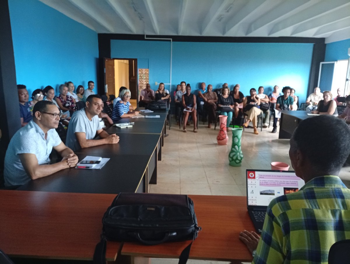 Como parte de la superación constante de los cuadros de <a href="/UniversidadMoa/">Universidad de Moa Dr. Antonio Núñez Jiménez</a>, se efectúa el curso de certificación en gestión contra incendios con la presencia de todo los cuadros y el Capitán Rojas como instructor.<a href="/CubaMES/">MES</a> <a href="/AlietLam/">Aliet Lamorú Reyes</a> <a href="/AlmenaresReyes/">Roger Samuel Almenares Reyes</a> <a href="/yurisley_valdes/">Yurisley Valdes Mariño</a>