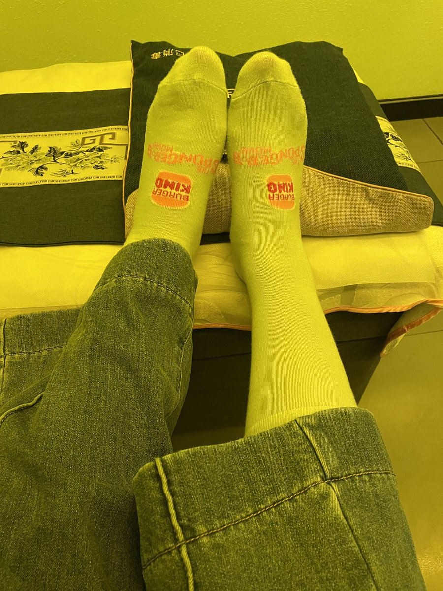 LILITH23756's tweet photo. 汉堡王的🧦已经穿上了，并不是纯棉的或者羊毛的，穿着倒也算舒服。 https://t.co/fQRh05CJPY