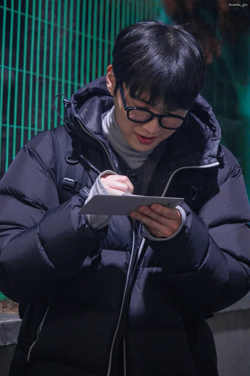 Damda_pic's tweet photo. 251207 뮤지컬 “테이크 오프”

퇴근길

✍️

임선우 役 이태이 배우님

#이태이 https://t.co/BKShDnAtg0