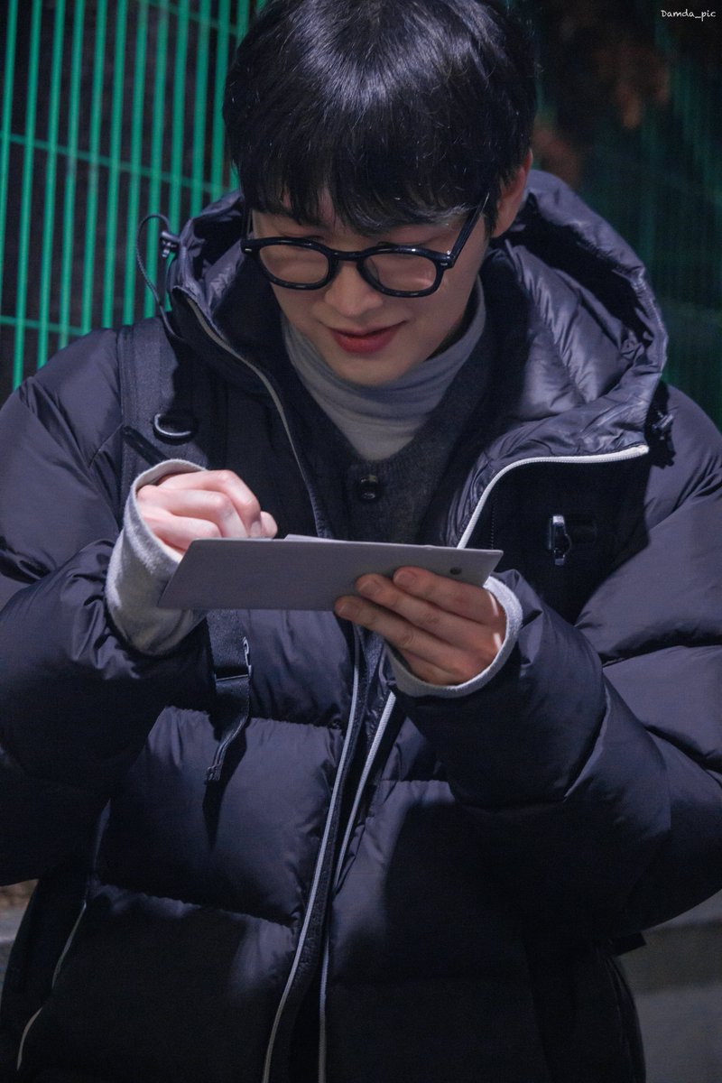 Damda_pic's tweet photo. 251207 뮤지컬 “테이크 오프”

퇴근길

✍️

임선우 役 이태이 배우님

#이태이 https://t.co/BKShDnAtg0
