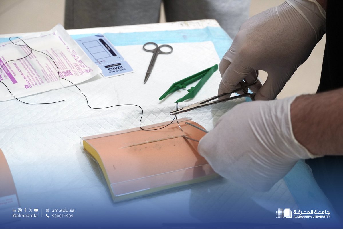 ضمن مبادراتها التوعوية، نظمت #جامعة_المعرفة فعالية عن أهمية طب الطوارئ، قدّمها مجموعة من الطلبة المهتمين بهذا التخصص، بهدف رفع وعي طلبة ومنسوبي الجامعة بالإسعافات الأولية، والتعريف بدور طب الطوارئ في التعامل مع الحالات الحرجة.