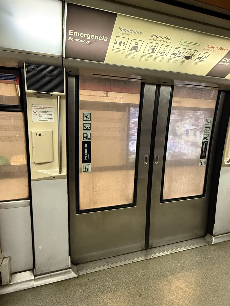 Oiga tio <a href="/metrodesantiago/">Metro de Santiago</a>, échele una limpiadita a las ventanas del tren po. Carro 7777, por si acaso.