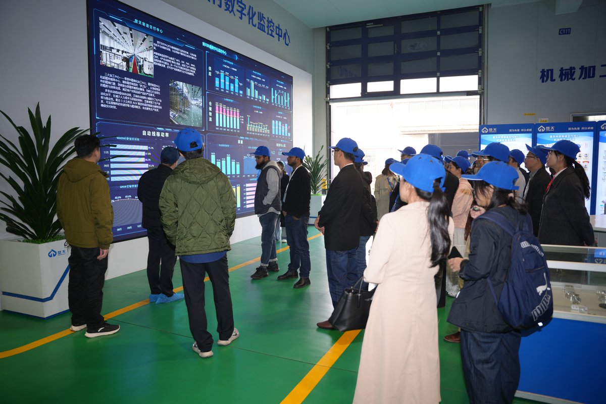 ChangShaDaily's tweet image. On December 9, more than 100 #representatives from the global pharmaceutical industry, hailing from nearly 30 countries, gathered in #Changsha. Through on-site visits to #Truking #Technology's headquarters park and participation in thematic seminars, they gained an in-depth…