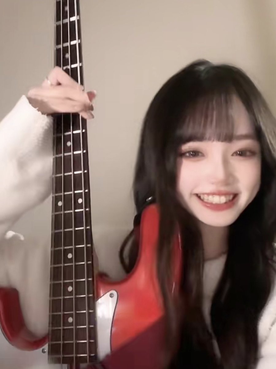 MatFox_th's tweet photo. 그녀의 연주가 기대됩니다🎸⚡️
#idol #basist https://t.co/mP5iyibD2I