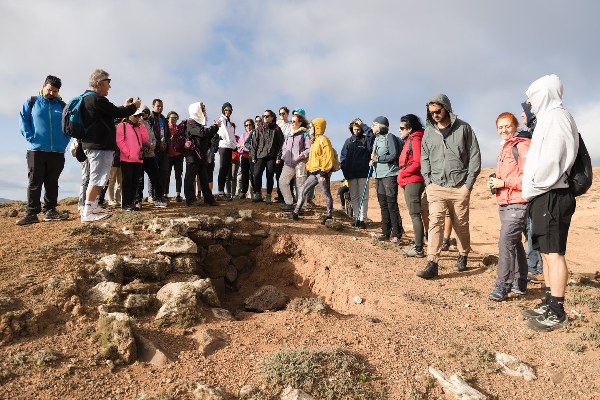 LaMuestra's tweet photo. Así fue la pateada “El pulso seco de Lanzarote”. Recorrimos el malpaís, El Jable y el risco para entender cómo la geodiversidad y la escasez de agua crean una biodiversidad única. Una experiencia para observar la vida en la aridez y su frágil equilibrio. https://t.co/zFPEoshlvY