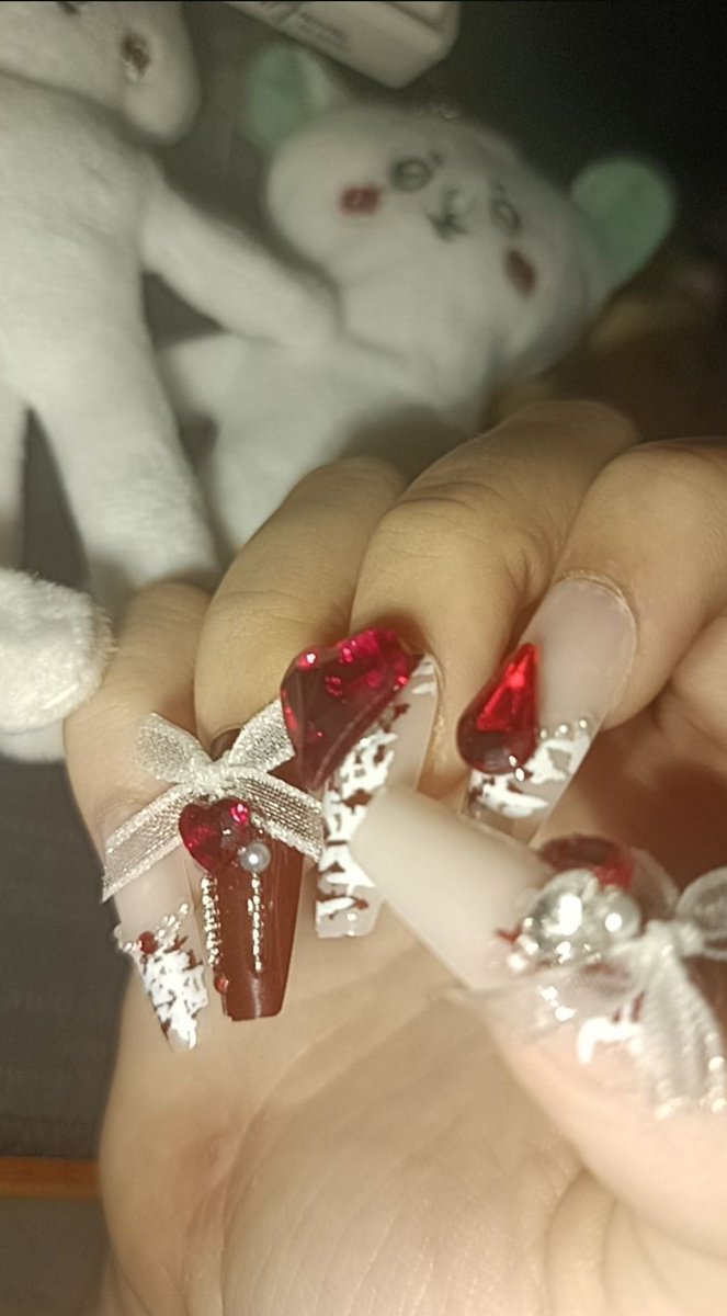 Winter_Yoonie's tweet photo. Gonna be playing w long ass nails, these r stick on nails so I didn't put them on my left hand bc I WOULDN'T BE ABLE TO PLAAY PROPERLY https://t.co/KzuB5twC8U