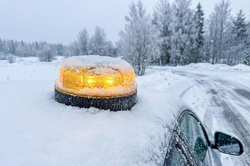 Las balizas conectadas V16 se estrenan en pleno invierno: un problema añadido para su funcionamiento que la DGT parece haber ignorado motorpasion.com/p/332602
