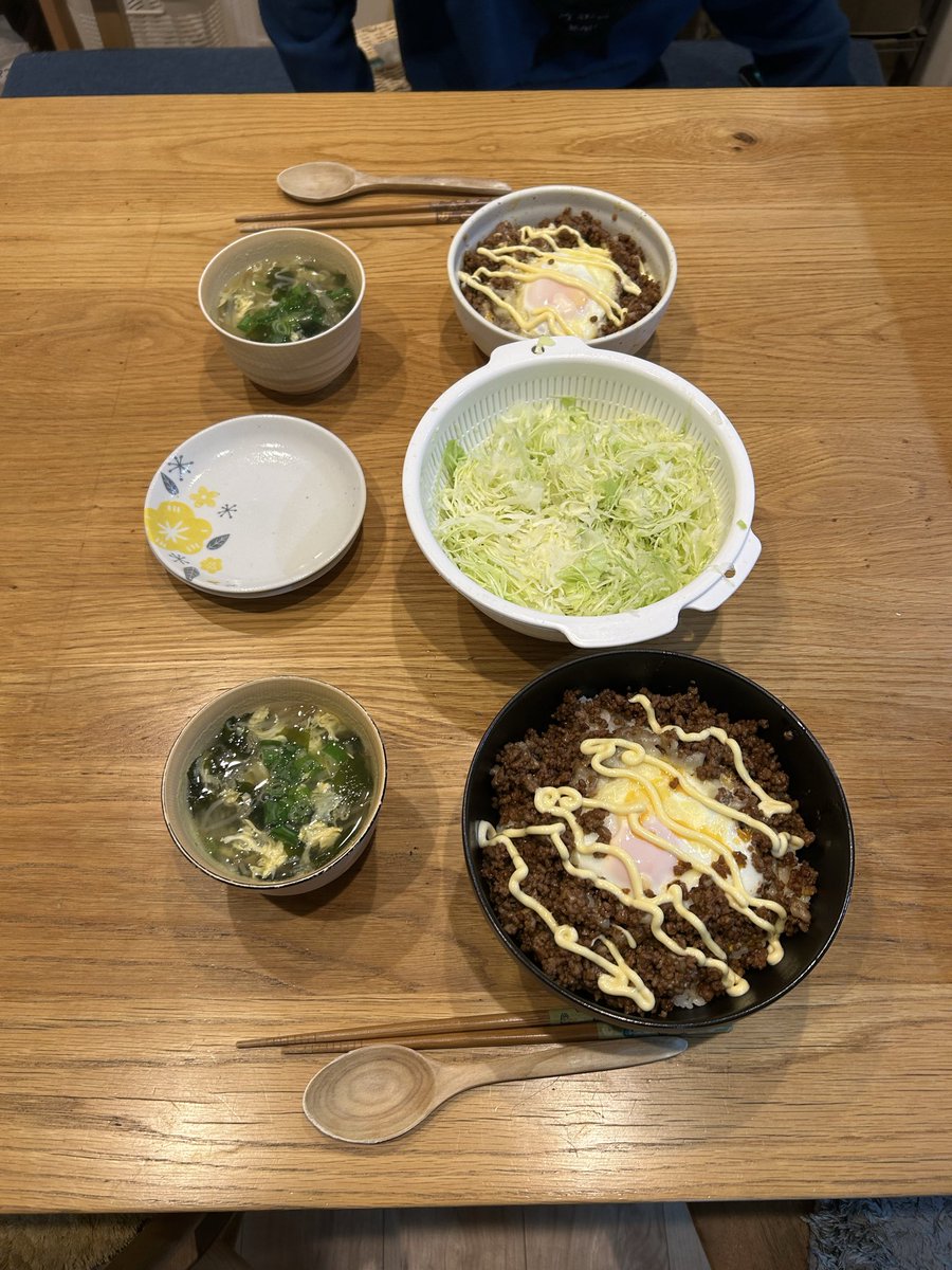 jujumarup's tweet image. 今日もはそぼろバーグ丼と卵スープ！子供がスープのおかわりの取り合いで喧嘩してた😅かなりの量作ったけど一晩で完食😂嬉しいけど喧嘩はあかんww