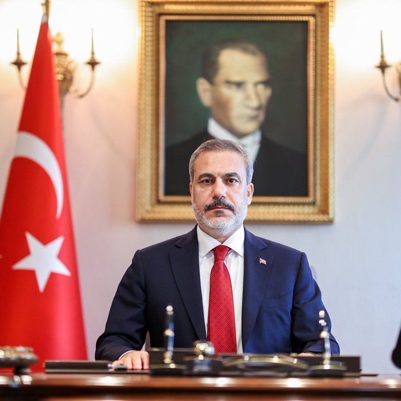 Dışişleri Bakanı Hakan Fidan:

"Suriye’nin tekrar kaos alanı olmasına müsamaha göstermemiz mümkün değil. Irak ve Suriye’de son 25 yılda olan olaylar Türkiye’ye inanılmaz bir maliyeti oldu."