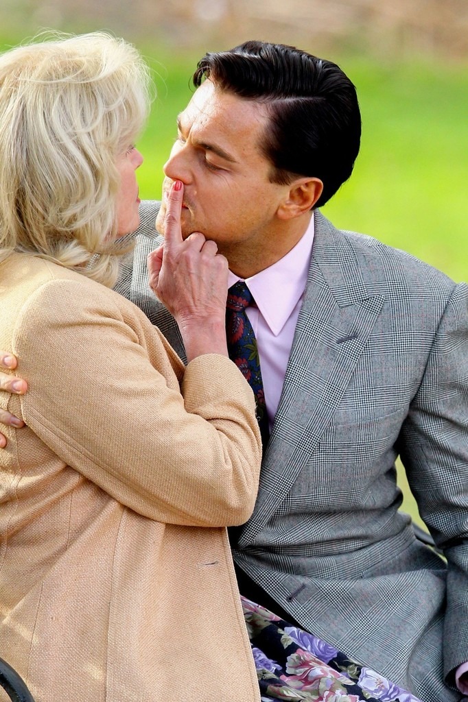 🇺🇸💋LEONARDO DICAPRIO A CONFIÉ QUE CETTE SCÈNE ÉTAIT L’UNE DES PLUS COMPLIQUÉES DE TOUTE SA CARRIÈRE.

Dans The wolf of wall street, la scène de baiser entre Leonardo DiCaprio et Joanna Lumley (âgée de 66 ans au moment du tournage) a nécessité pas moins de 27 prises.

Joanna a