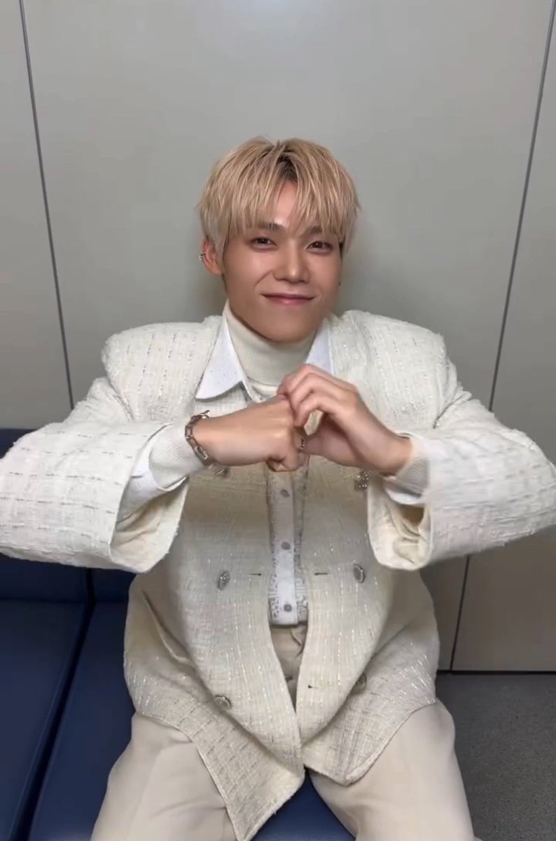 FNS歌謡祭 第2夜ありがとうございました！皆さんにロマンティックが届きますように☺︎💛 #ロマンティック・キラー #ロマキラ #INI_Tru... youtube.com/shorts/hO1nCG2… <a href="/YouTube/">YouTube</a>より

ロマ柾哉くん大好き〜💛

#INI_True_Love
#木村柾哉
#ロマキラ
<a href="/official__INI/">INI</a>