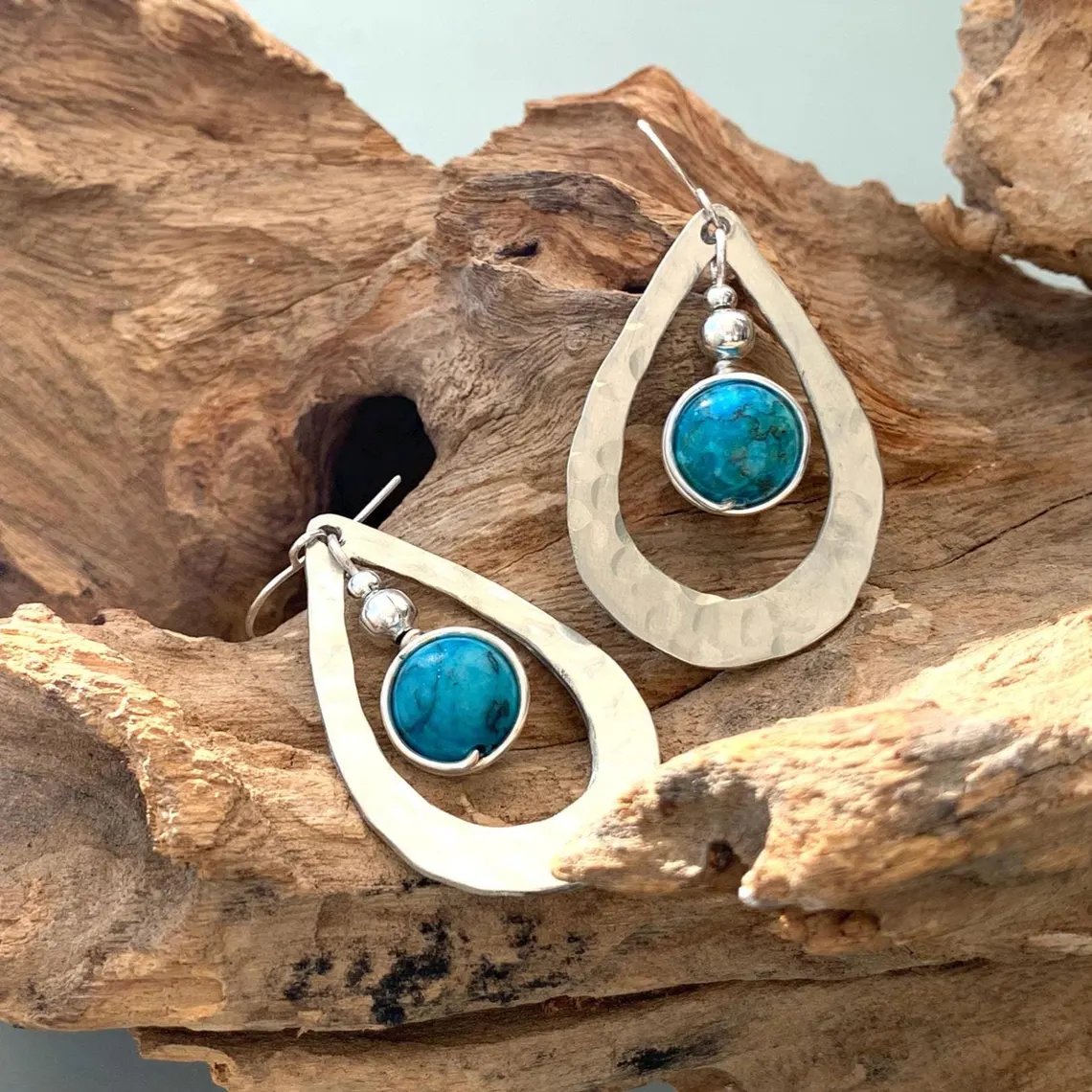 EarringsOfGem's tweet photo. Textured silver teardrop earrings with African turquoise gemstones. Artisan boho hoops with sterling hooks, hammered, lightweight and gift-ready.
Purchase via Etsy: https://t.co/iKSvE4Qg18
#studiojewellery #handcrafted #traditionallymade #africanturquoise #earringsofgemstone https://t.co/Dq0VYL7RDv